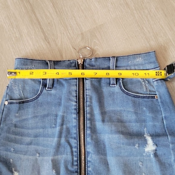 NWOT, BEBE high waisted skirt. Size 25. - Picture 7 of 8